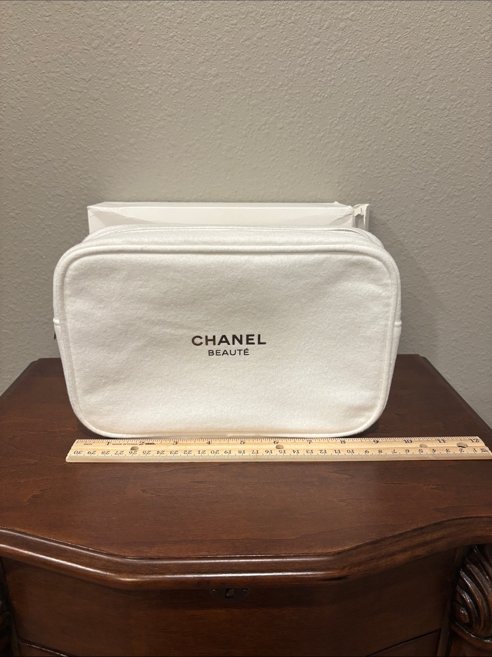 CHANEL Beauté White Cosmetic Makeup Pouch GWP Gold CC Zipper With Box